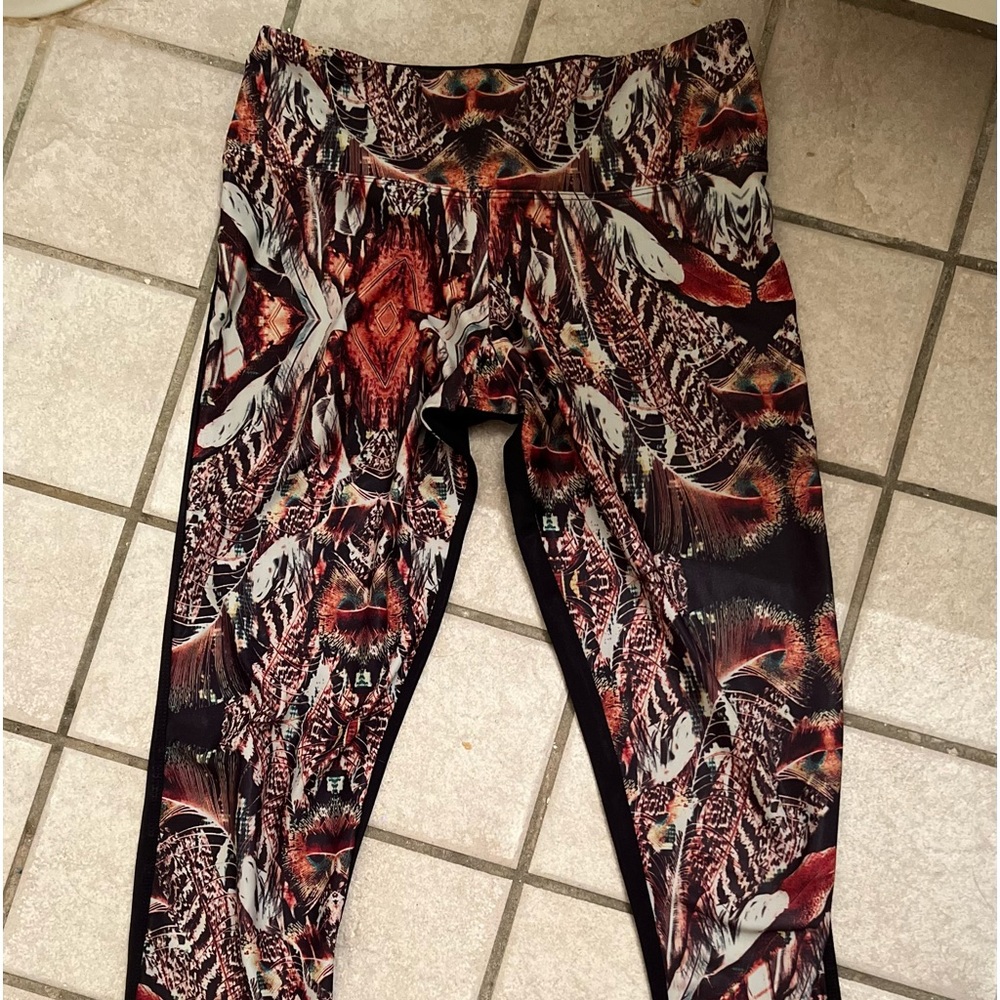Onzie Woman’s Feather Print Yoga Pants